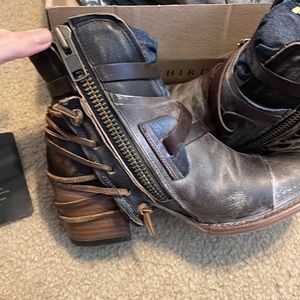 BEAUTIFUL Freebird Crue ankle boots!
